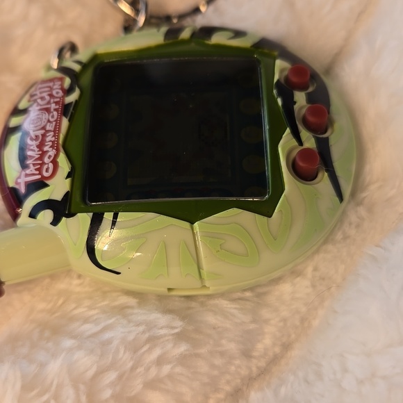 Tamagotchi Connection v4.5 English Green Tribal USA Shell 2007 - Picture 7 of 10